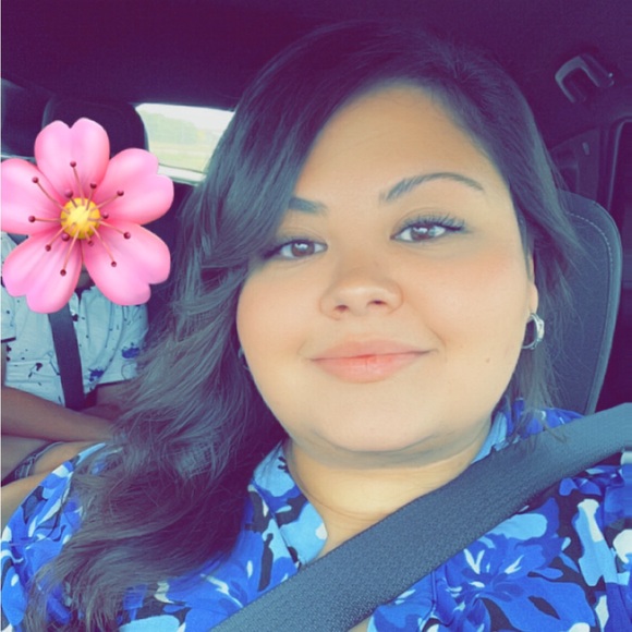 Meet your Posher, Alyssa - Picture 2 of 2